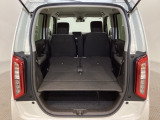 リアシートの背もたれを倒してさらに広々としたトランクスペースになります。段差も少なく荷物の出し入れもしやすくなっています。