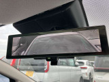 スマートルームミラー◆積載物などで、さえぎられがちなルームミラーの後方視界。車内状況に関わらず車両後方にあるカメラの映像をルームミラーに映し出します!もちろん夜や悪天降雨でもクリアな後方視界を確保!