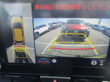 パノラミックビューモニター&バックモニター♪車両の前後左右に搭載した4つのカメラの映像を合成し、車を真上から見ているような映像を表示♪