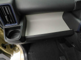 カップホルダーは運転席や助手席からちょうど手の届く位置です!!