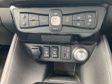 フルオートエアコン搭載。温度設定だけで、車内はいつも快適な空間を維持できます。