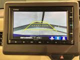 リバースギアに入れるだけで後方の表示へ切り替わります。夜間や雨の日の駐車も楽になりますよ。