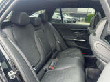 メルセデス・ベンツの定める厳しい基準をクリアしたお車のみをご案内させて頂きます。納車前整備はメーカー規定に基づき当店3Fの指定工場で入念に行なわれます。熟練のメカニックがお客様のお車を整備致します。