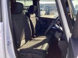 フロントシートはベンチシートです。ベンチシ―トは運転席と助手席の移動もスムーズ!狭い駐車場での乗り降りに便利です。シートの間にコンソールボックスやドリンクホルダーがないため、車内空間も広く感じます