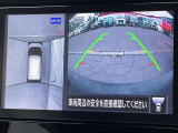 車を真上から見ているように、周囲の状況を把握しながら安心して駐車が行えるアラウンドビューモニター!