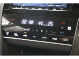 フルオートエアコンが装備されています!お好みの温度設定をするだけでエアコンの風量やモードの切り替えを自動でコントロールしてくれます!ユーザーの操作が少なく燃費走行にもつながります!