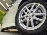 【16インチアルミホイール】外観にマッチしたアルミホイールを装着しております。各種アルミホイールや、スタッドレスタイヤも取扱いしております。是非ご相談ください♪