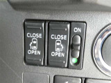 電動スライドドアのスイッチで車内からもスライドドアの開閉ができます。イージークローザー機能で半ドアになることも防止してくれます。