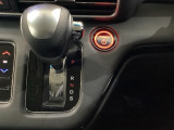 「e:HEV」搭載車です。日常シーンのほとんどをモーターで走行し、高速クルージングなどモーターよりもエンジンの方が効率が良い領域はエンジンで走行、あらゆる領域で優れた燃費走行を実現します。