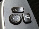 日本の駐車場は幅が広くないところが多くて、乗り降りが大変だったりしますよね。電動ミラーがあれば、室内でミラーをたためるので、駐車するときも便利ですね。