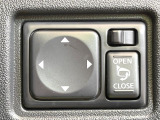 【電動格納ミラー】サイドミラーは電動格納式となっており、狭い駐車場でもキズがつくリスクを抑えられます。