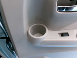 後部座席ドアポケットにドリンクホルダー 収納位置が高く使いやすいです