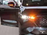 アダプティブLEDヘッドライト カメラや車速センサーと連動して、ハイ、ロー、ワイドローのLEDライトを自動制御する優れものです!便利なオートライト付きです