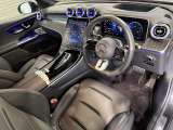メルセデスのシートは、少し硬めに出来ておりますので、長時間の運転でも疲れにくく、安全にドライビングをお楽しみ頂けます
