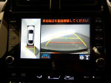 パノラミックビューモニターを装備。クルマを真上から見るように周囲を確認できます。