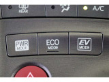 パワフルな走行が楽しめる「PWR」、燃費をより向上させる「ECO」、気分や走行状況に合わせて動力の切替えが出来ます。EVモードはモーターのみで動くので、夜間などの静かに走行したい時に便利です。