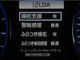 レーンディパーチャーアラートとは車線、又は走路からの逸脱の可能性を警告すると共に、車線、又は走路からの逸脱を避けるためのハンドル操作の一部を支援する機能です。詳細は販売店スタッフまでお尋ね下さい。