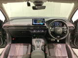 車内は光触媒抗菌消臭施工済です。スタイリッシュなデザインでスポーティなインパネ周りを演出します。グローブボックスやカップホルダーのほかにトレーなどたくさんの収納スペースが付いています。