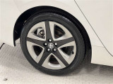 タイヤサイズは215/45R17!純正アルミホイール!残り溝は5ミリ程度です!