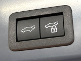 【パワーバックドア】スマートキーや運転席のボタンを押すだけでリアゲートが自動で開閉します!荷物を持っている時や、高い位置にあるバックドアを閉める際に便利な機能です♪