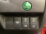Hondaセンシング用の、VSA(ABS+TCS+横滑り抑制)解除と路外逸脱抑制機能のオンオフスイッチなどはハンドルの右側に装備しています。燃費に役立つECONボタンもここです。