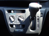 シフトとエアコンです。ダイヤル式のマニュアルエアコンになります。シンプルで使いやすい!