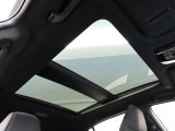 調光パノラマルーフを装備しております。