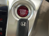 【Hondaスマートキー】カバンやポケットに入れたままでもドアの施錠・解錠が可能なスマートキーを装備。エンジンのオン・オフ時もカギを取り出す必要が無いからとっても便利です♪