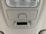 天井部にカードなどを挟めるホルダーが付いています。