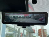 【インテリジェントルームミラー】です。車両後方のカメラ映像がミラー(液晶画面)に写るので、後席の人や荷物が写りこみません。夜間や悪天候でも視界が良好です♪