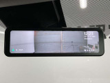 【社外スマートルームミラー】後部座席の人や荷物で視界が遮られてもカメラの映像でいつでもクリアな後方視界が確保できます。