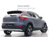 伝統の縦型テールライトは、より流麗なスタイリングへと変化しても、遠くから一目で分かるボルボのデザインアイコンです。緊急制動時にはプレーキランプが高速で点滅、後続車からの追突被害事故を未然に防ぎます。
