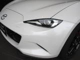 アダプティブLEDヘッドライト装着!フォワードセンシングカメラで前方の追従や対向車の位置を確認、車輌のいない箇所をハイビームにするグレアフリーハイビーム機能が付いております。