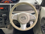 インテリアに合わせたデザインのステアリングは、運転される方のことも考え、運転しやすい形状、大きさです。是非一度、実際に触ってお確かめください。