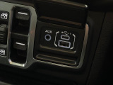 ●USB・AUX接続:お手持ちのミュージックプレーヤーを接続し、車内でお気に入りの音楽を気軽に楽しむことができます♪