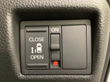 左側電動スライドドアは運転席からでも操作ができるように、ハンドル付近に開閉の操作スイッチが付いています。