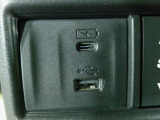便利な充電用USBジャックも付いています。