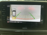 ギアをリバースに入れると車両後方の映像を映し出します。画面にはガイドラインが表示され、車庫入れや縦列駐車などの際に安全確認をサポートします。