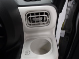 運転席のカップホルダーはエアコンの吹き出し口にありますので冷やしたり温めたりすることが出来ます☆
