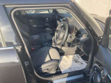 サポートのきいたスポーツシートですので、長時間の運転でも快適にお過ごしいただけます。