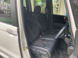 運転席シートです。長いドライブも安心して運転出来ます。