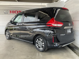 コンビネーションランプを高い位置に配置、後続車に見やすいデザインで安全にも配慮。