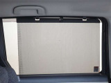 セカンドシートの窓ガラスには日よけのシェードを装備しています。強い日差しのカットに、プライバシー対策としても重宝します。