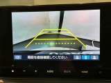 リバースギアに入れるだけで後方の表示へ切り替わります。夜間や雨の日の駐車も楽になりますよ。