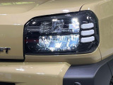 【LEDヘッドライト】悪天候や夜間走行時も良好な視界を確保し安心して運転できる高輝度LEDヘッドライトを装備!点灯速度が早く、消費電力も抑えられています。