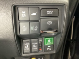 両側電動スライドドアは運転席から操作ができるよう、操作スイッチが付いています。Hondaセンシング用のVSA(ABS+TCS+横滑り抑制)解除と路外逸脱抑制機能のオンオフスイッチなどがあります。