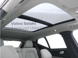 屋根一面まるごととも言える特大サイズのチルトアップ機構付電動パノラマ・ガラス・サンルーフ。晴天時はもちろん、雨天・曇天時にもシェードを開けることで常に開放的な車内空間を実現させてくれます。