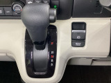 CVT車のセレクトレバーです。低速から高速まで、変速ショックのないスムーズな走りと、エンジン効率のよい領域を維持して燃費にも貢献します。サイドブレーキはスイッチ操作の電子制御パーキングブレーキです。