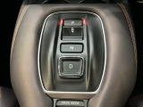 シフトはセレクトレバーのなくなったエレクトリックギアセレクターになっています。下に電子制御パーキングブレーキがあります。スイッチひとつでブレーキ力を自動的に最適制御できるパーキングシステムです。