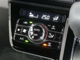 【オートエアコン】車内温度を感知して自動で温度調整をしてくれるのでいつでも快適な車内空間を創り上げます!どの席に座っても快適なドライブが楽しめます♪